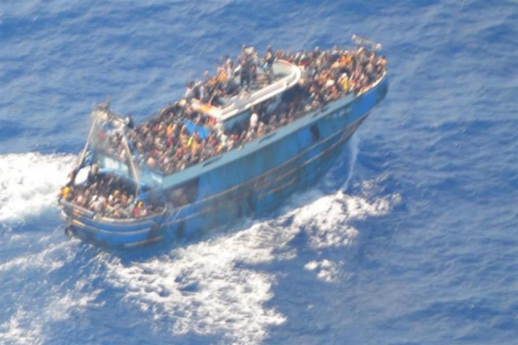 Il barcone affondato nel Peloponneso, davanti a Pylos, mercoledì scorso: 104 i superstiti e 78 i corpi senza vita recuperati. A bordo c’erano almeno 700 persone, decine e decine di bambini