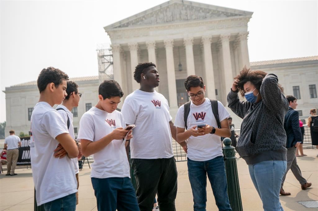 Studenti davanti alla sede della Corte Suprema a Washington