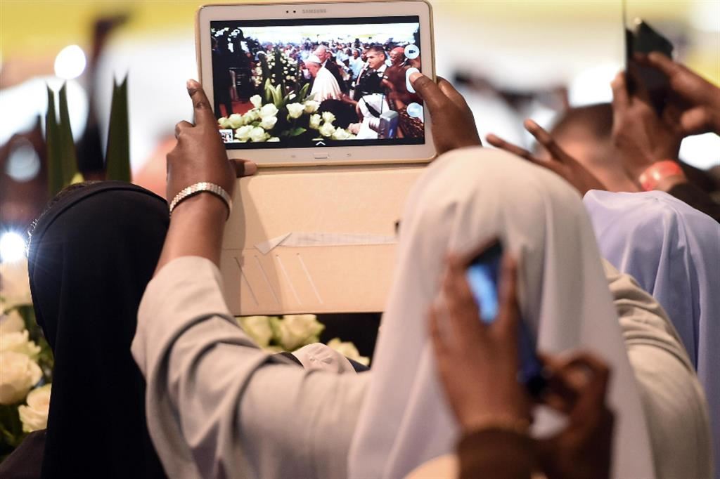 Una suora scatta una foto del Papa col tablet