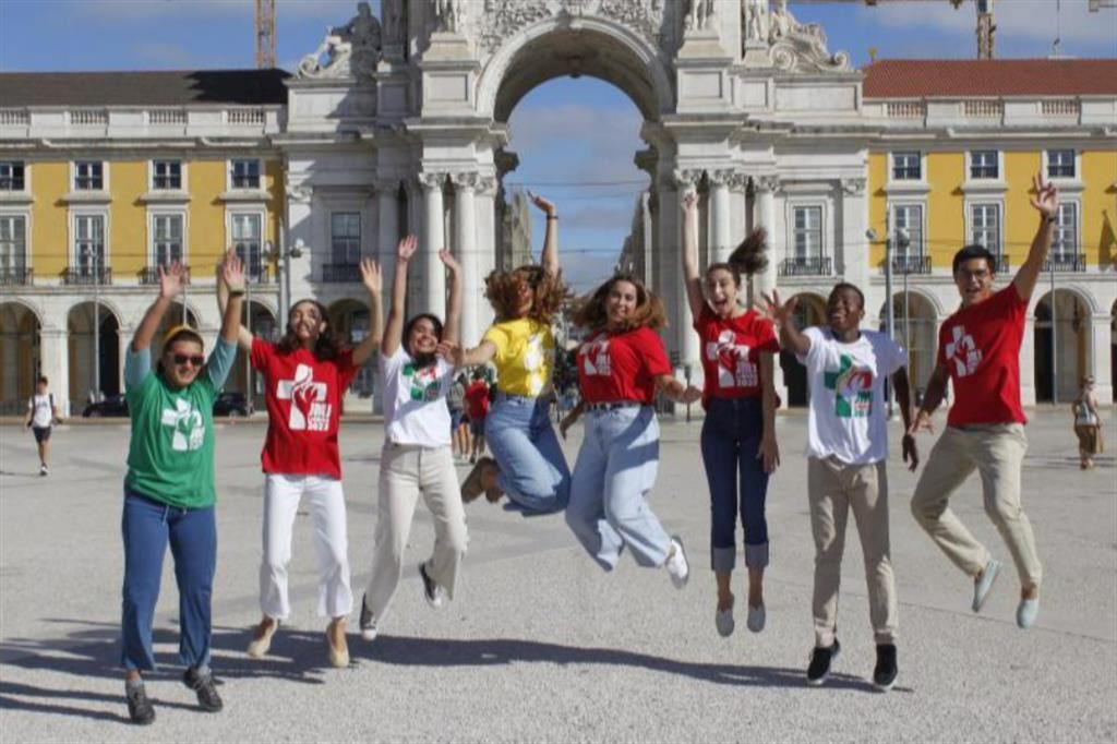 Giovani volontari nella centrale Praça do Comércio a Lisbona