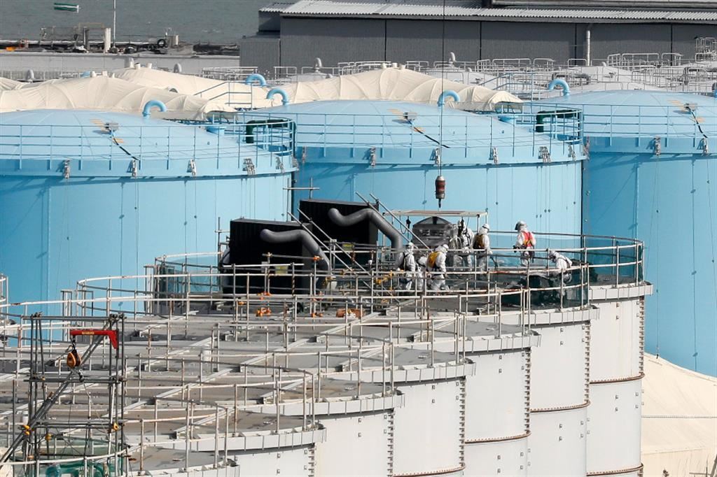 I serbatoi dell'acqua di raffreddamento contaminata che sarà sversata nell'Oceano dalla centrale nucleare di Fukushima