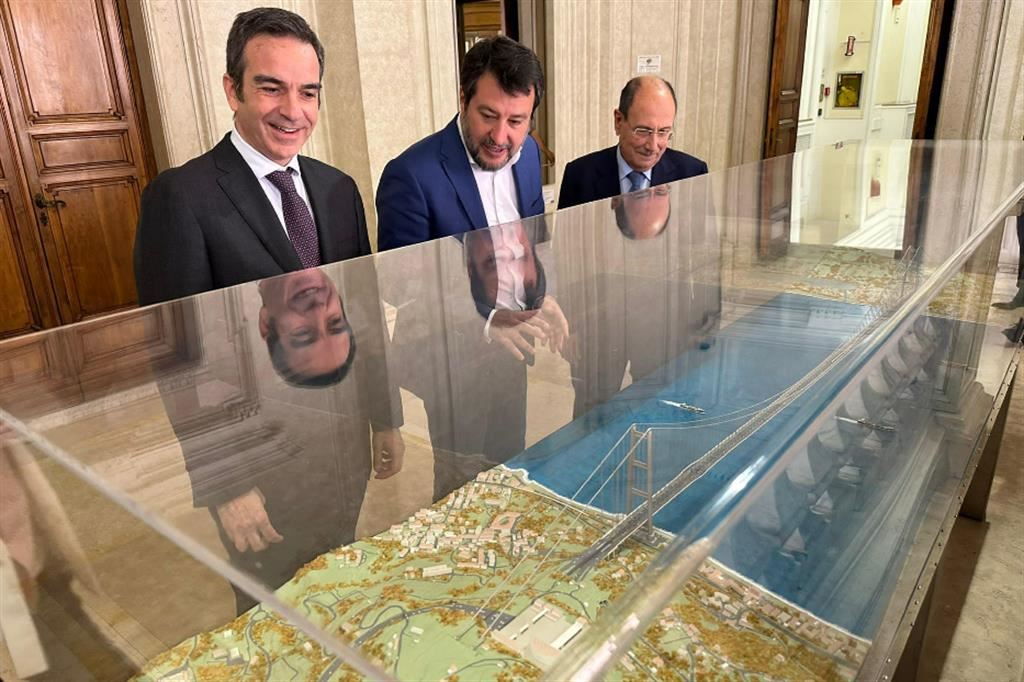 Il ministro Matteo Salvini con i governatori Roberto Occhiuto e Renato Schifani davanti al plastico del ponte sullo Stretto di Messina