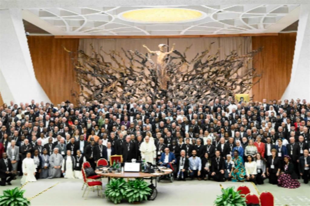 Foto di gruppo "sinodale" con papa Francesco