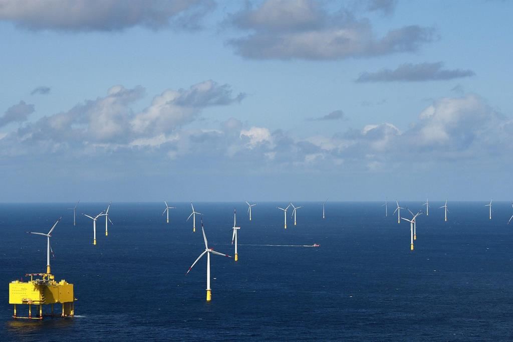 Uno degli impianti eolici al largo della costa dei Paesi Bassi