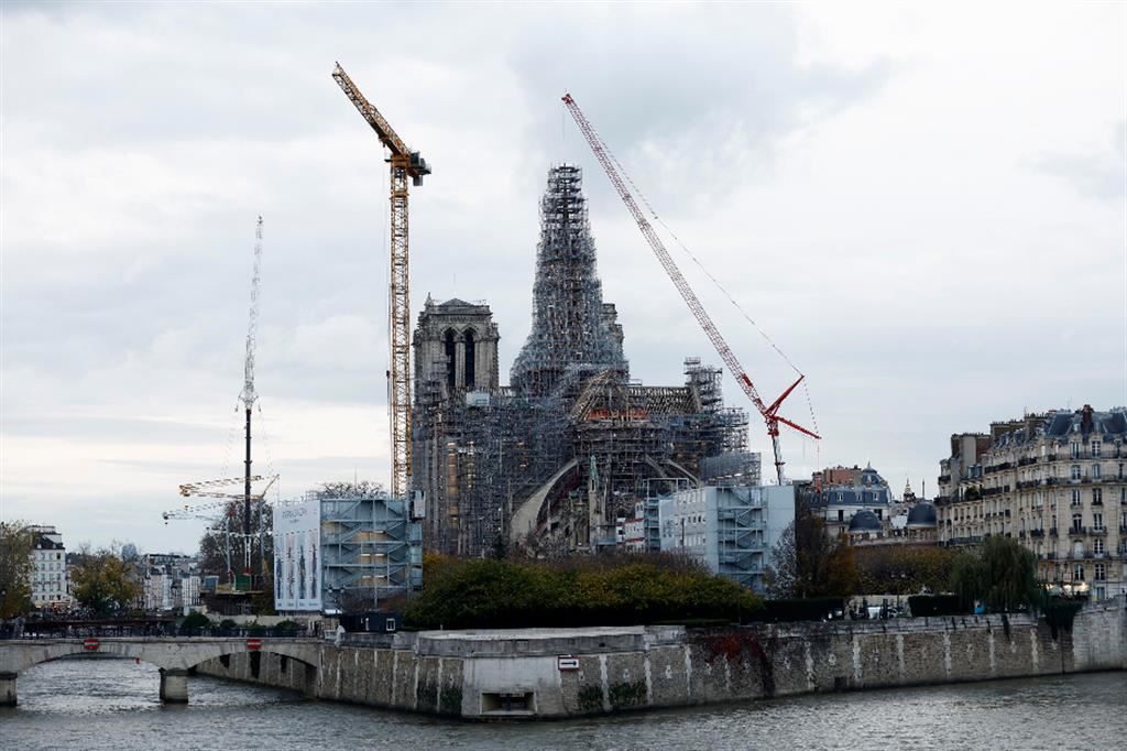 I lavori di recupero della Cattedrale di Notre-Dame a Parigi avanzano. La guglia è stata ricostruita