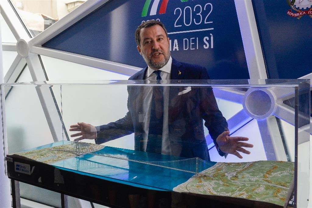 Il ministro dei Trasporti Matteo Salvini e il plastico del Ponte sullo Stretto