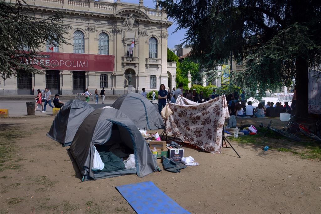 Le tende di alcuni studenti che protestano contro il caro-affitti fuori dal Politecnico di Milano, in piazza Leonardo