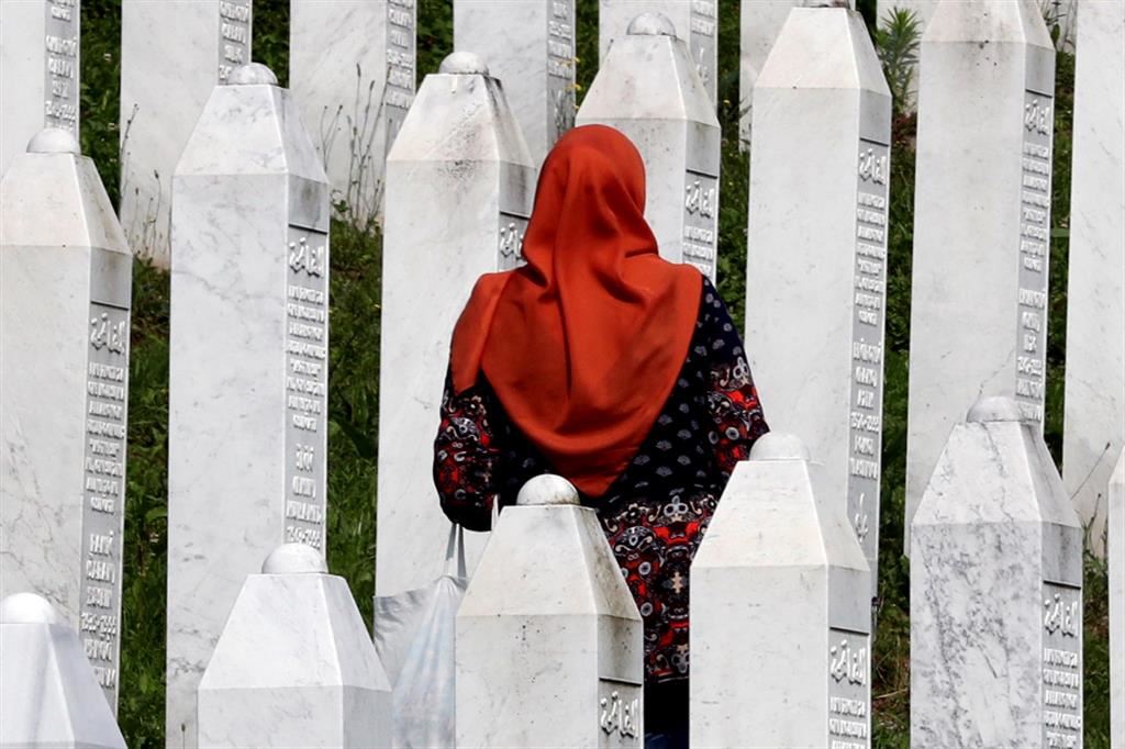 Le stele con i nomi celle vittime dell'eccidio di Srebrenica nel mausoleo di Potocari