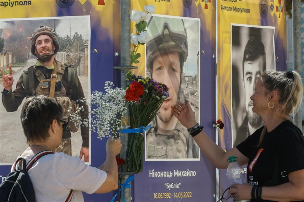 L'omaggio a Kiev per le vittime del controverso battaglione Azov