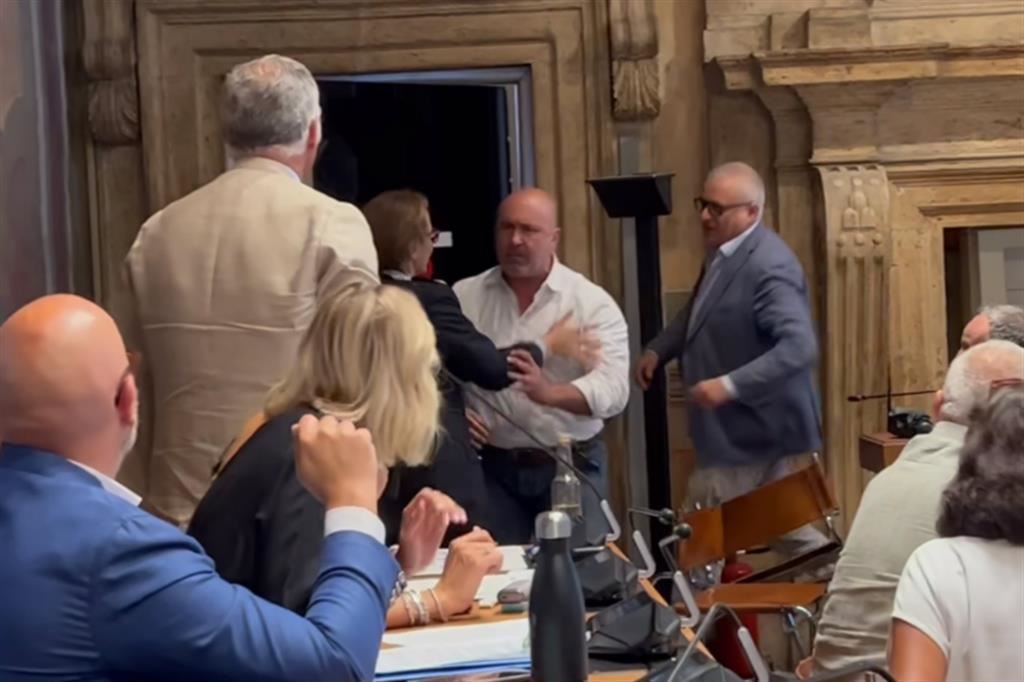 Il sindaco di terni Stefano Bandecchi (in camicia bianca) e la rissa sfiorata in consiglio comunale
