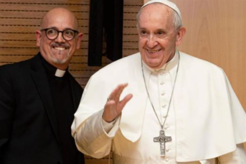 Da sinistra il gesuita José Luis Narvaja accanto allo zio papa Francesco a Roma, il 13 dicembre 2019, nella sede della Curia generale della Compagnia di Gesù a Roma