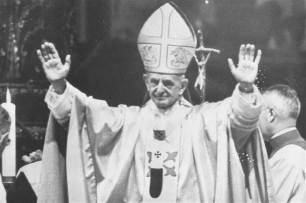 Paolo VI saluta a braccia aperte i fedeli