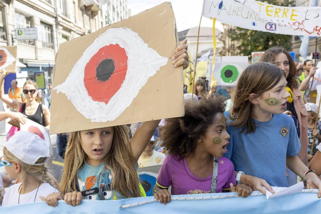 bambini manifestano per il clima a Berna, in Svizzera