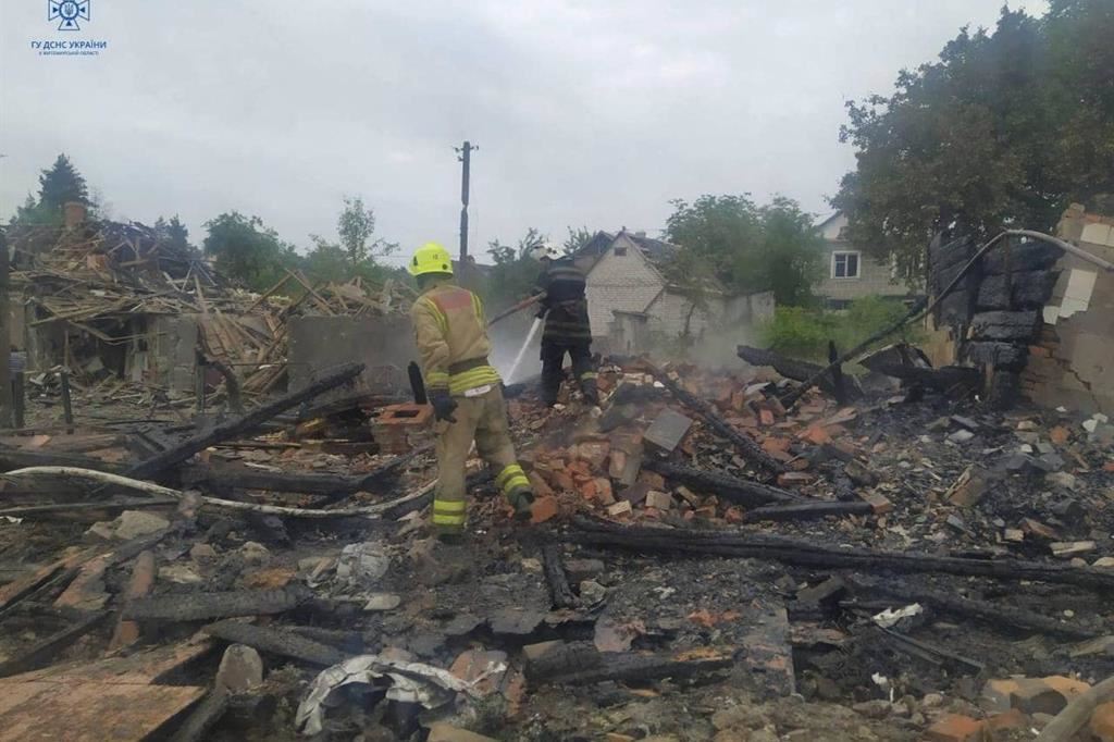 Vigili del fuoco in azione dopo un raid russo sulla città di Zviahel
