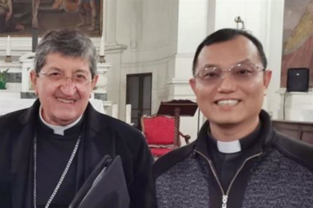 Il cardinale Giuseppe Betori, arcivescovo di Firenze con don Pietro Wang Zhaoqun, viceparroco a Prato