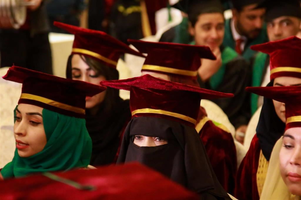 Il giorno della laurea, per ragazze e ragazzi, a Kabul prima del ritorno del regime dei taleban il 15 agosto 2021
