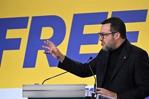Salvini lancia la sfida per Bruxelles: «Via gli abusivi dall'Ue»