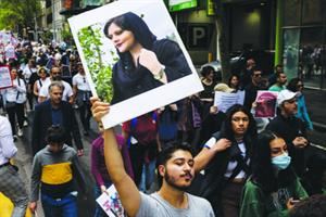 Un anno dopo Mahsa, l'Iran non smette di urlare: «Donna, vita e libertà»
