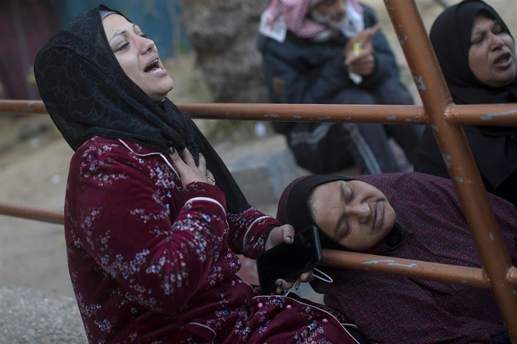 Missili e bombe sulla tregua: a Gaza quasi 200 vittime in un giorno