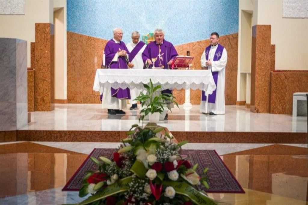 Il cardinale Krajewsky celebra i funerali di Mirko