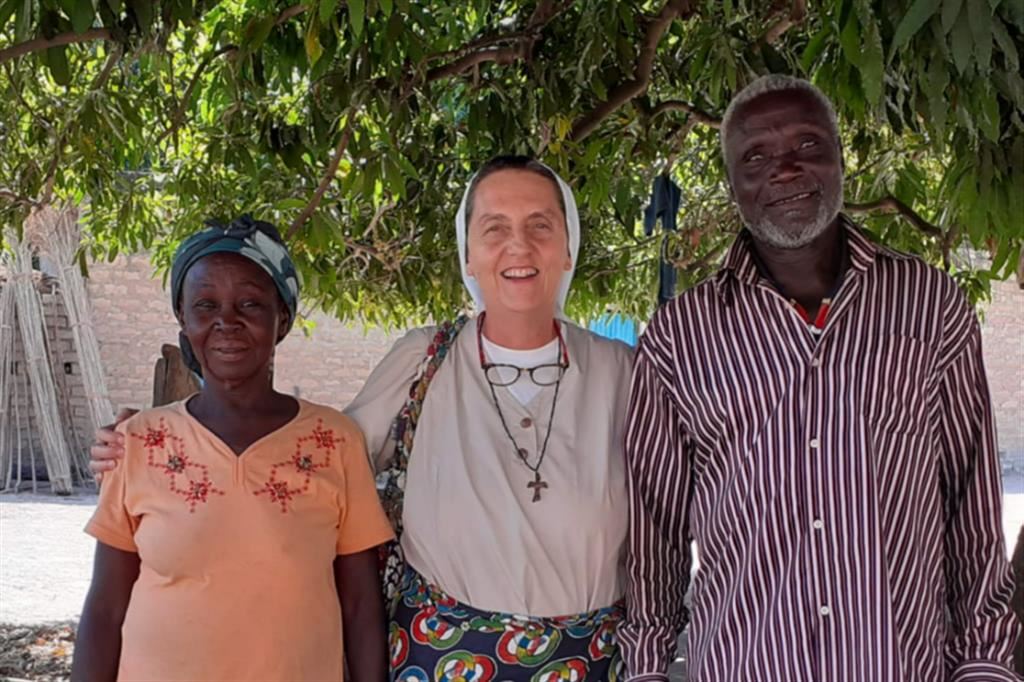 La missionaria suor Paola Letizia Pieraccioni con una coppiadi Bodo nel Ciad meridionale