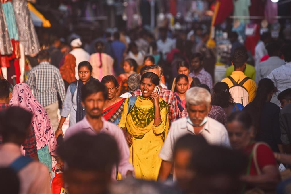 La popolazione mondiale ha raggiunto gli 8 miliardi nel 2022, mentre il 2023 è l'anno del sorpasso dell'India sulla Cina