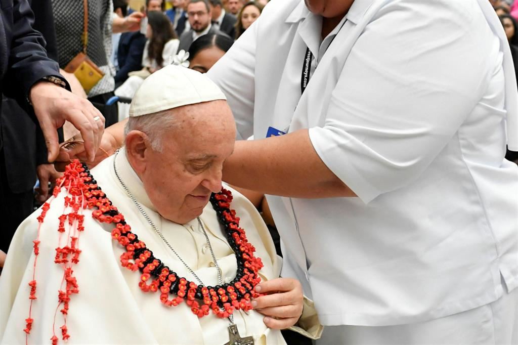 Il Papa riceve un regalo da una fedele