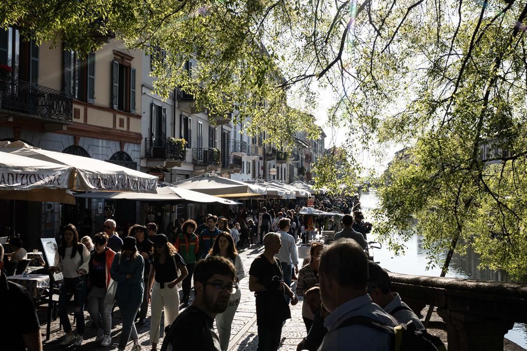 Folla di turisti sui Navigli a Milano. Per il terziario l'emergenza caro-bollette non è ancora finita