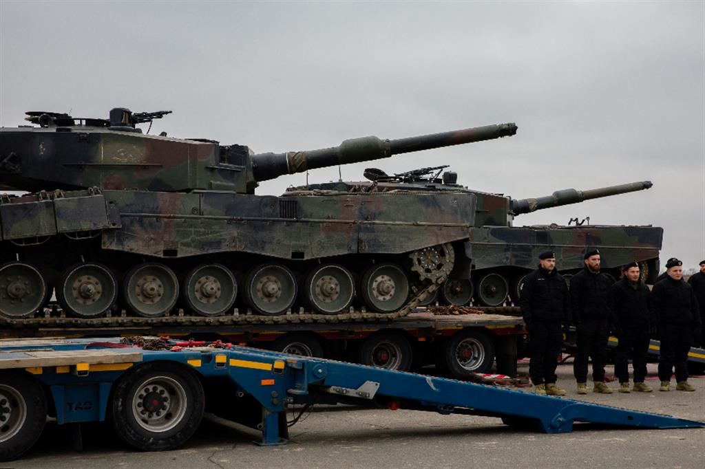 L'Unione Europea compra e armi per l'Ucraina con i fondi per la pace. Una scelta apprezzata dai produttori di armi. Nella foto carri armati Leopard inviati dalla Polonia