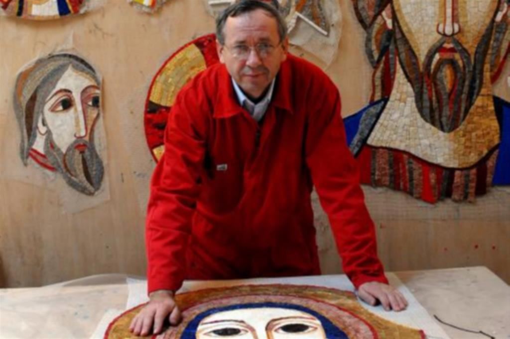 Marko Ivan Rupnik con un suo mosaico nel Centro Aletti di Roma nel 2007