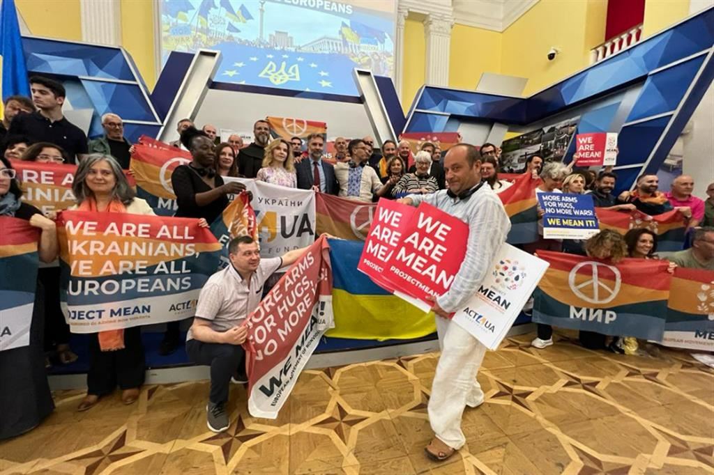 Gli attivisti del Mean lo scorso anno a Kiev