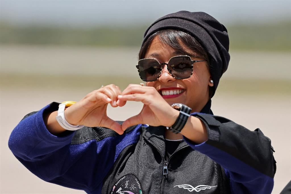 Rayyanah Barnawi, ricercatrice di cellule staminali del cancro, è la prima donna saudita nello spazio: un volo privato l'ha portata a bordo della Stazione spaziale internazionale