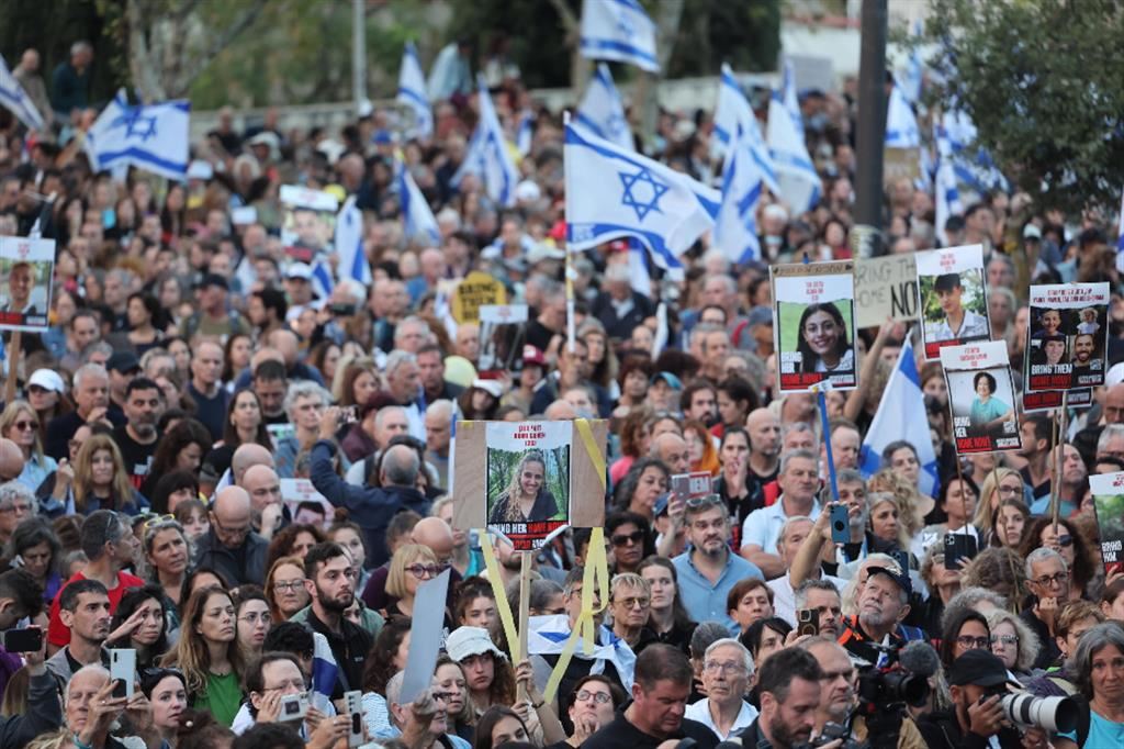 I manifestanti a Gerusalemme davanti alla sede della Knesset