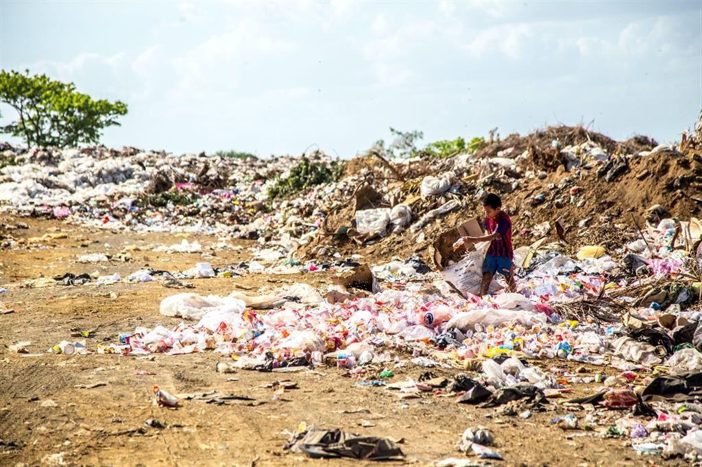 Un ragazzo in una discarica in Nicaragua