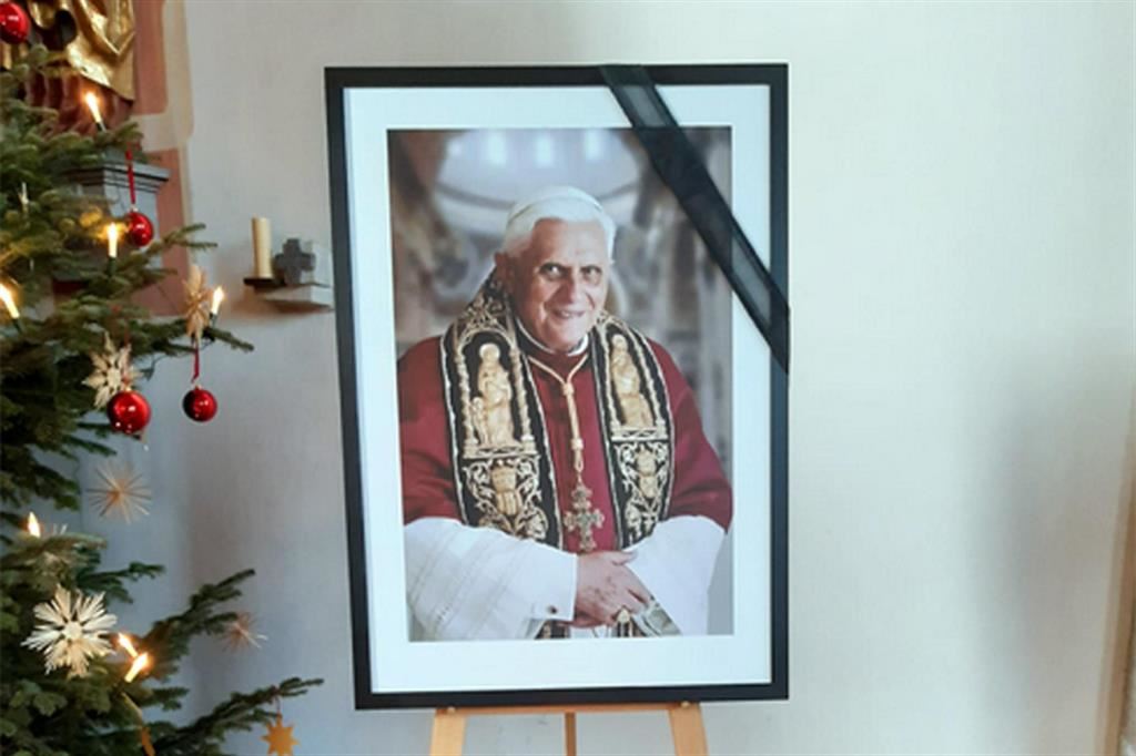 La foto di Benedetto XVI subito dopo la morte nella stanza in cui nacque