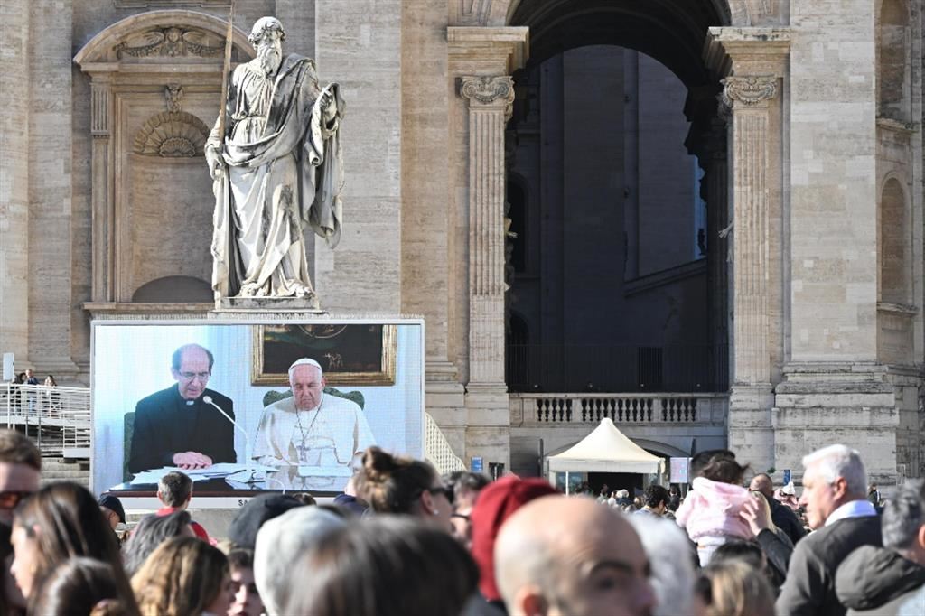 Monsignor Paolo Braida legge per il Papa l'Angelus di domenica