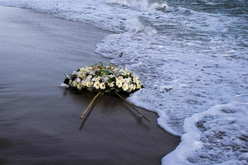 Una foto simbolo della tragedia di Crotone, nella quale sono morti 66 migranti