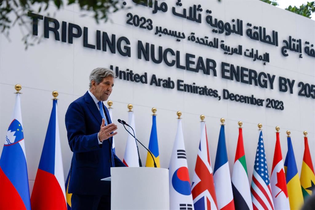 L'inviato Usa per il clima, John Kerry, presenta la proposta sull'energia nucleare alla Cop28 di Dubai