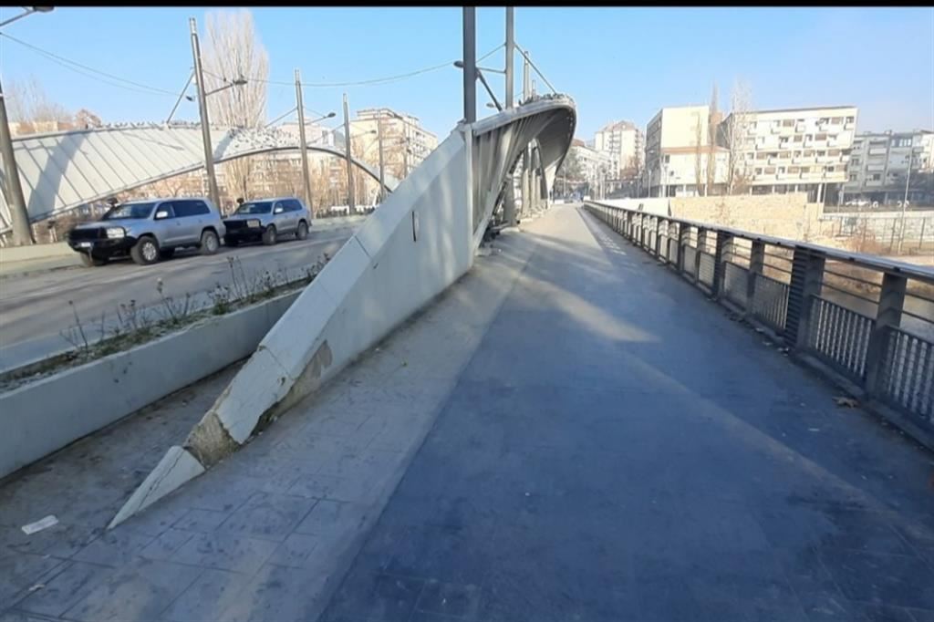 Il ponte che divide le due metà di di Kosovska Mitrovica - G.C.