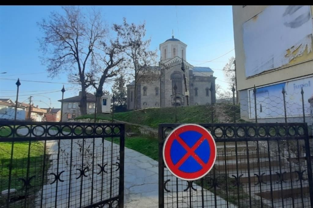 Filo spinato circonda la chiesa ortodossa nella parte albanese di Kosovska Mitrovica - G.C.
