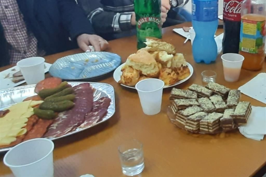 La tavola apparecchiata per il pranzo di Natale della comunità serba - G.C.