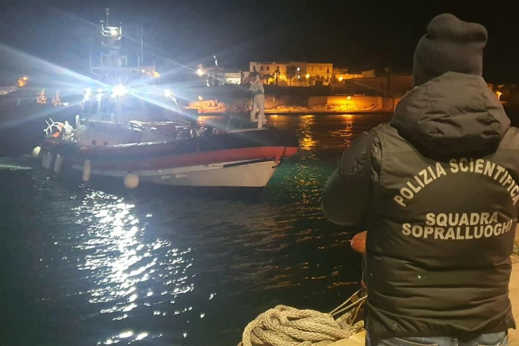 L'arrivo al Molo Favaloro di Lampedusa della motovedetta Cp324 della Guardia costiera che ha effettuato il soccorso di un barcone a 42 miglia dall'isola