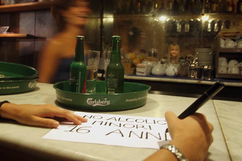 Si scrive un cartello in un bar: «Niente alcolici ai minori di 16 anni»