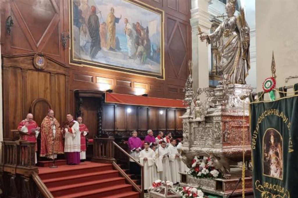 Sopra, l’arcivescovo Francesco Lomanto presiede la Messa in onore di santa Lucia a Siracusa