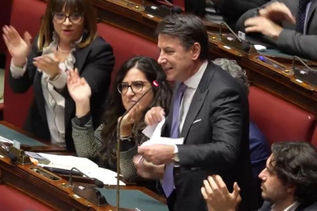 L’ex premier e capo del M5s, Giuseppe  Conte, straccia alla Camera la proposta di legge sul salario minimo delle opposizioni