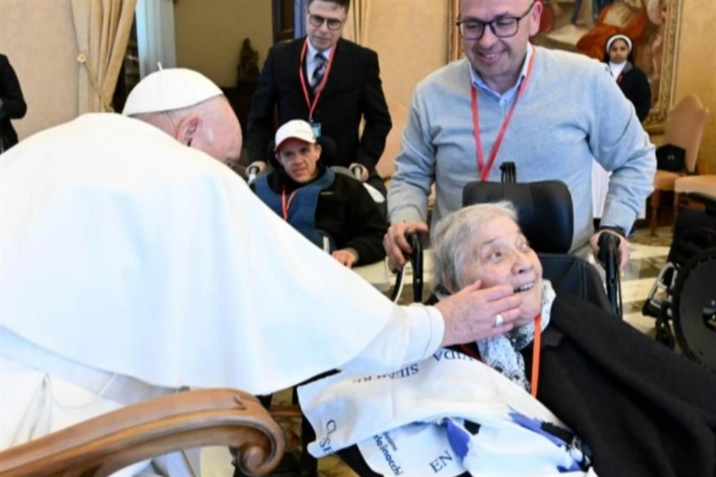 Il Papa: «Prendersi cura degli scartati dall'economia sanitaria»