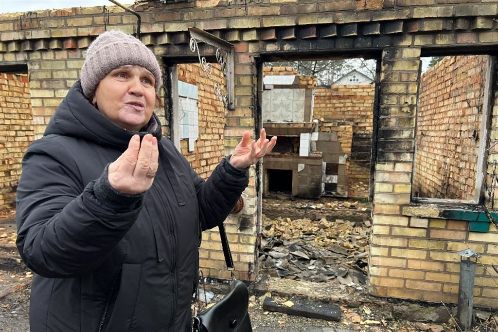 Natalia Grizenko davanti alla sua casa distrutta nel distretto di Gostomel