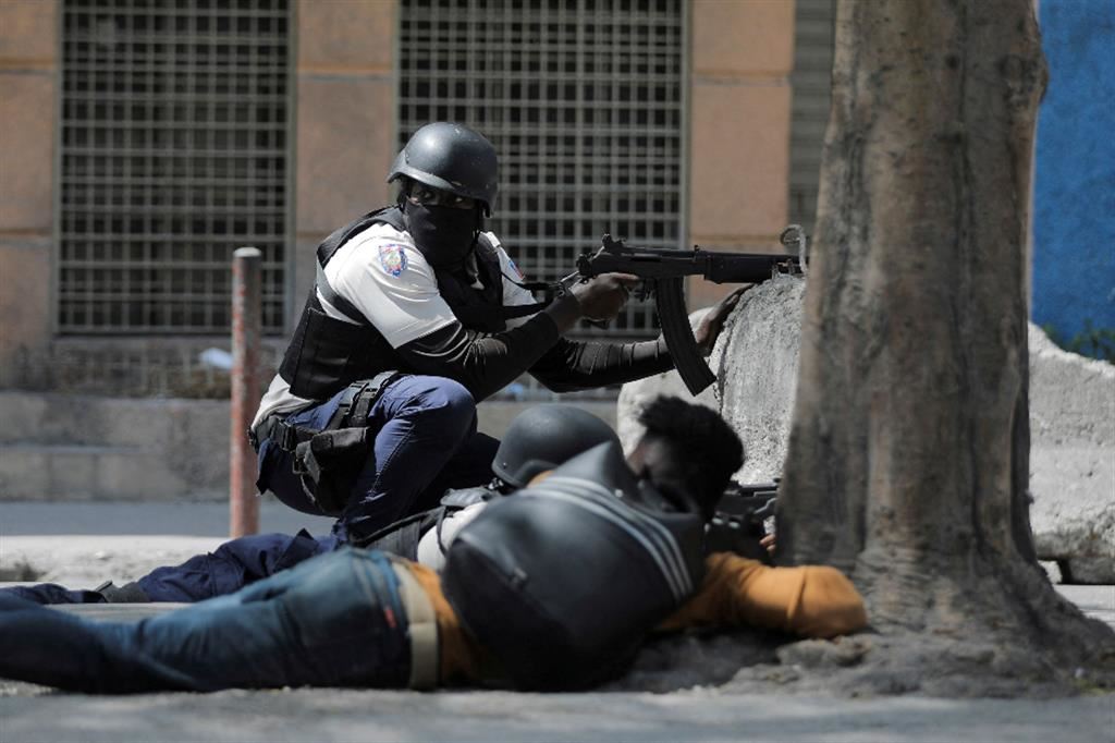 Poliziotti impegnati in un'operazione contro le gang nella capitale di Haiti, Port-au-Prince