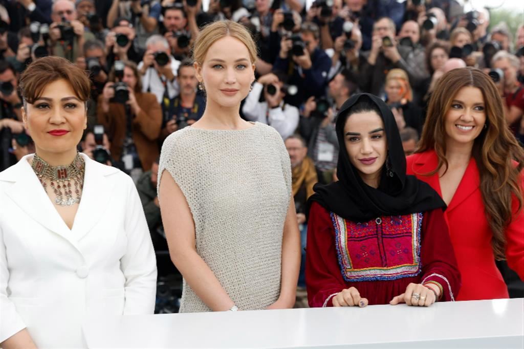 Da sinistra la regista afghana Sahra Mani, l'attrice Jennifer Lawrence, Hayedeh Safyiari e Justine Ciarrocchi a Cannes per "Bread and Roses"