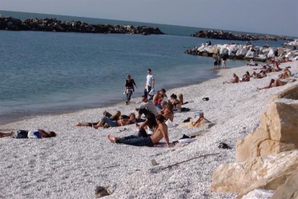 Spiaggia libera a Marina di Pisa, in Toscana